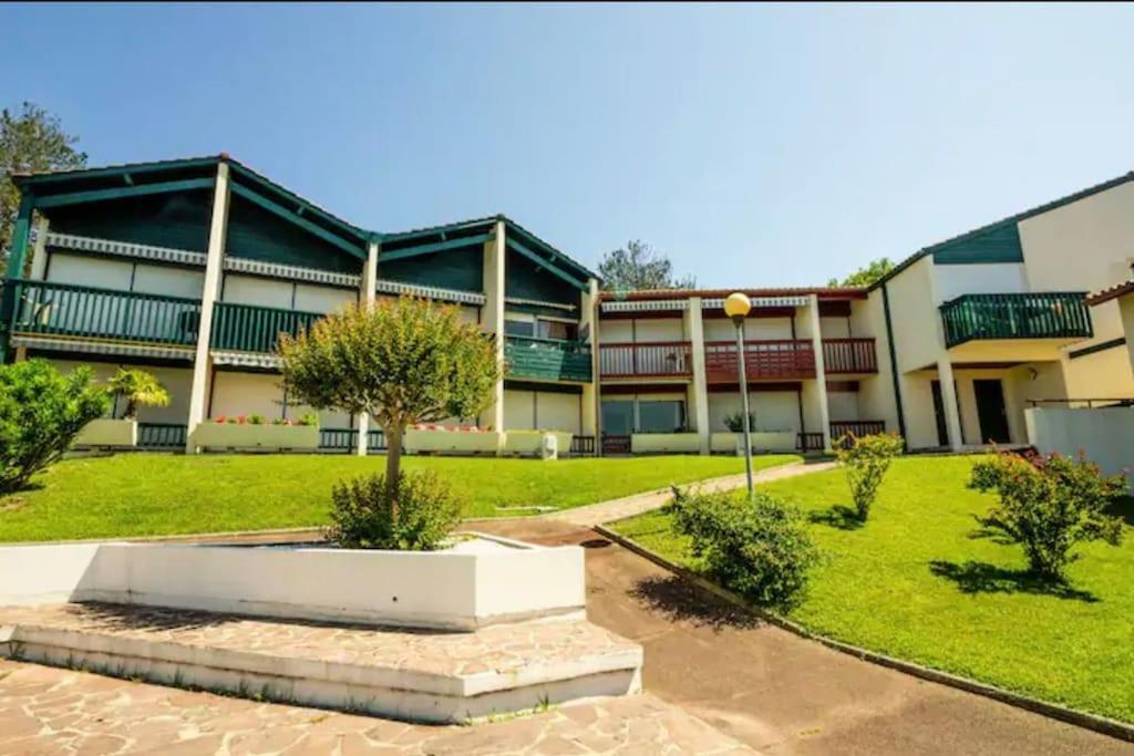 Appartement Caporizon-Baillenia-T1 Vue Montagne - Piscine St Jean De Luz à Saint-Jean-de-Luz Extérieur photo